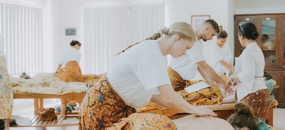 バリ島エステ留学 ジャムゥスパスクール バリニーズマッサージ練習の様子